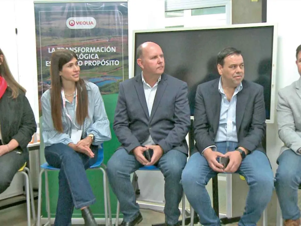 Autoridades presentes en el evento educativo 