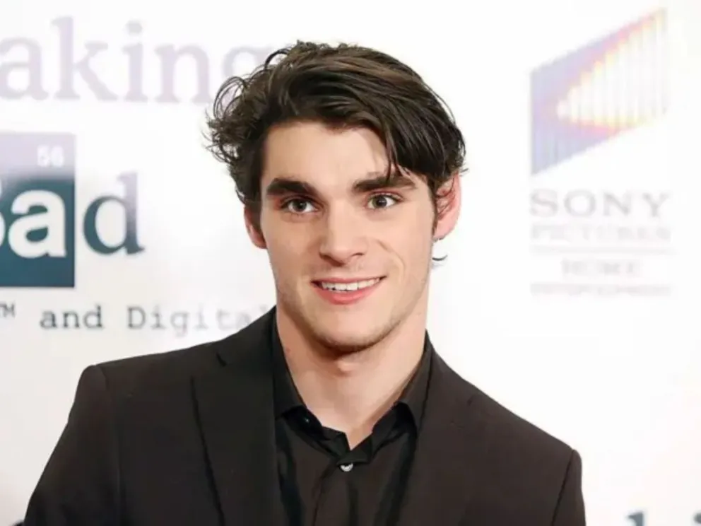 RJ Mitte, reconocido por interpretar a Walter White Jr. en Breaking Bad, murió en Texas a los 34 años. Se desconoce oficialmente la causa de su fallecimiento.
