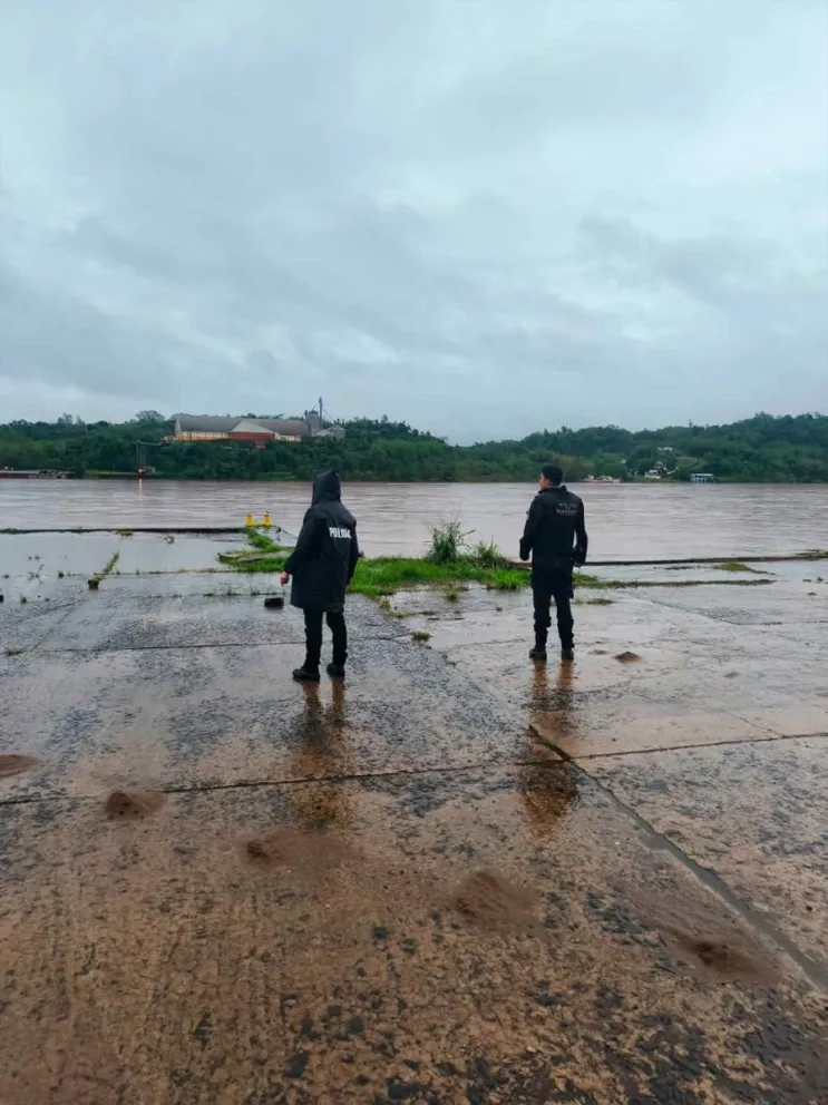 Los efectivos monitorean cursos de agua y relevan situaciones que puedan requerir asistencia