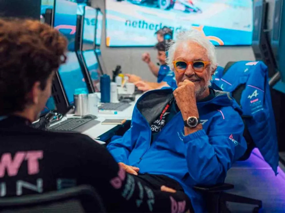 Flavio Briatore junto al piloto argentino