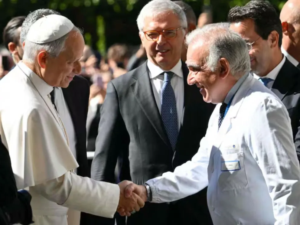 El Papa León XlV es recibido por Andrea Cambieri, director del hospital donde será operado de un nódulo pulmonar
ALBERTO PIZZOLI - AFP