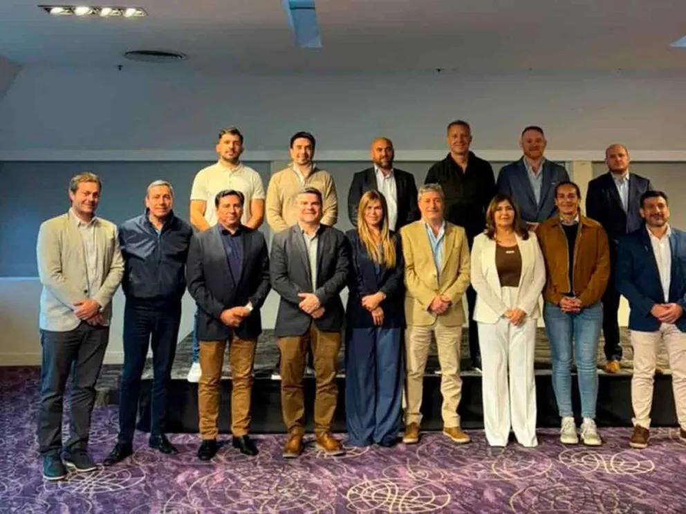 Lisandro Benmaor junto a miembros del comité