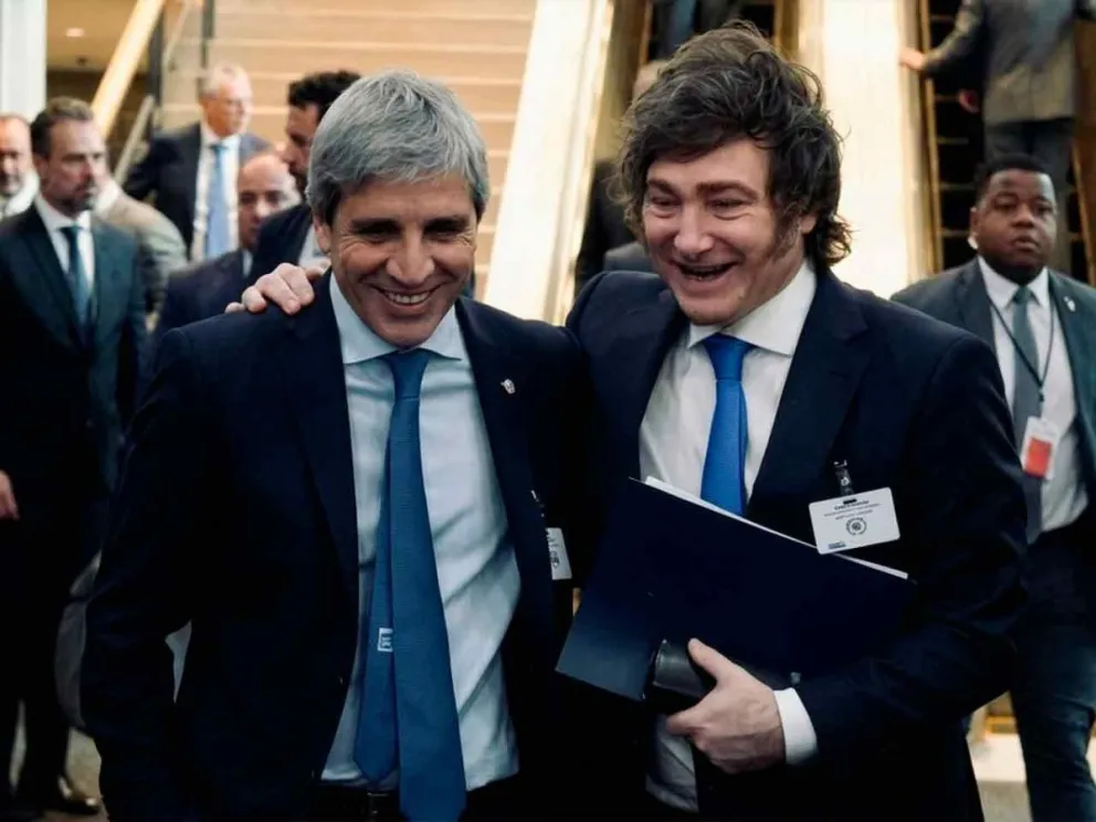 Luis Caputo junto a Javier Milei