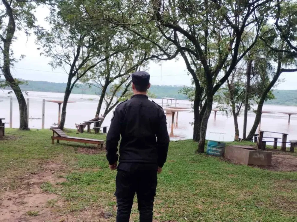 La Policía monitorea el avance del río