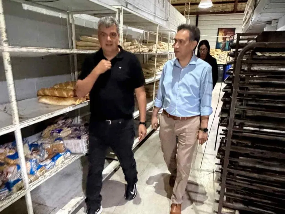 Miguel Benítez junto a Julio Barreto