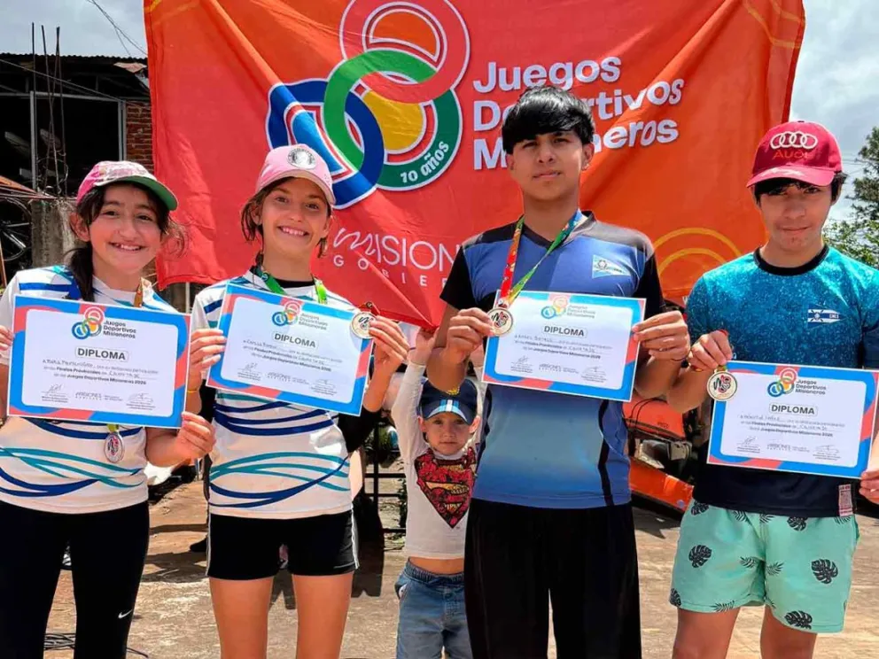 Participantes con sus diplomas
