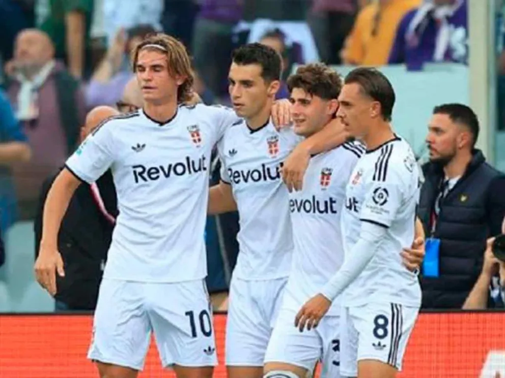 Nico Paz junto a compañeros del Como