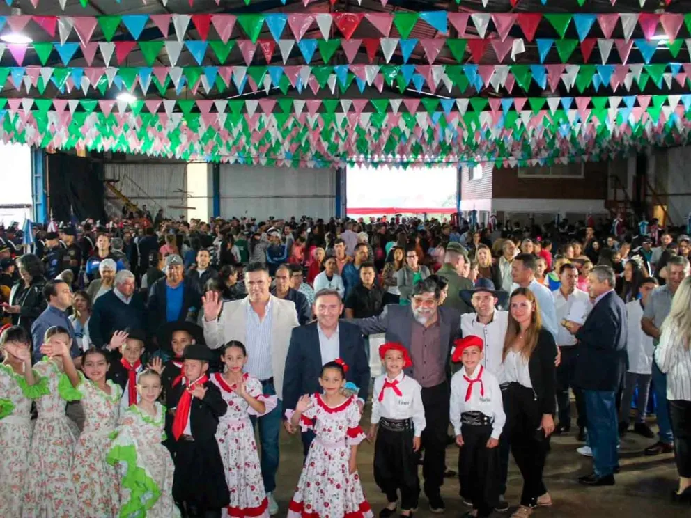  Emotiva acto aniversario municipal