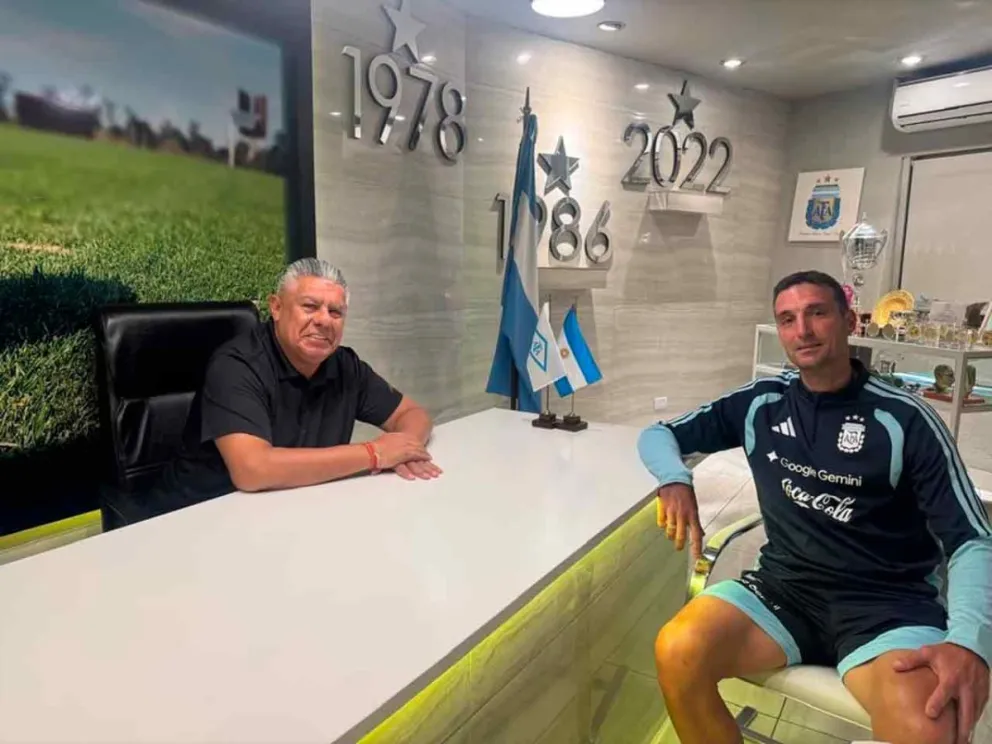 Claudio “Chiqui” Tapia junto a Lionel Scaloni