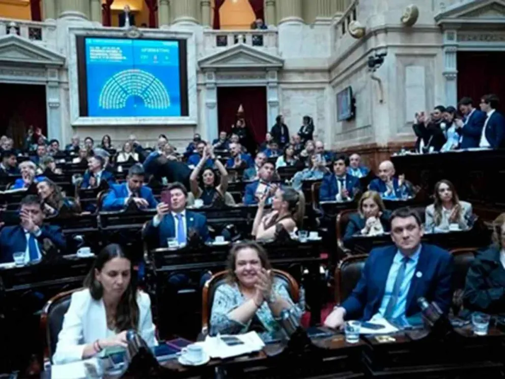 Con 237 votos afirmativos, 9 negativos y 4 abstenciones