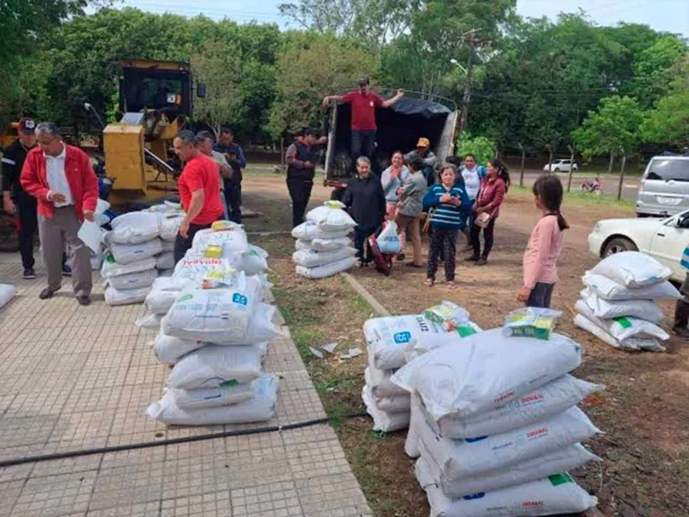 Entrega de insumos a pequeños productores