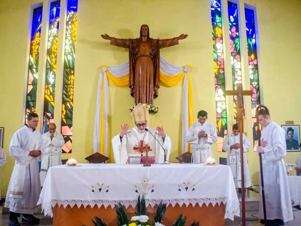 Monseñor Juan Rubén Martínez durante la solemne Misa