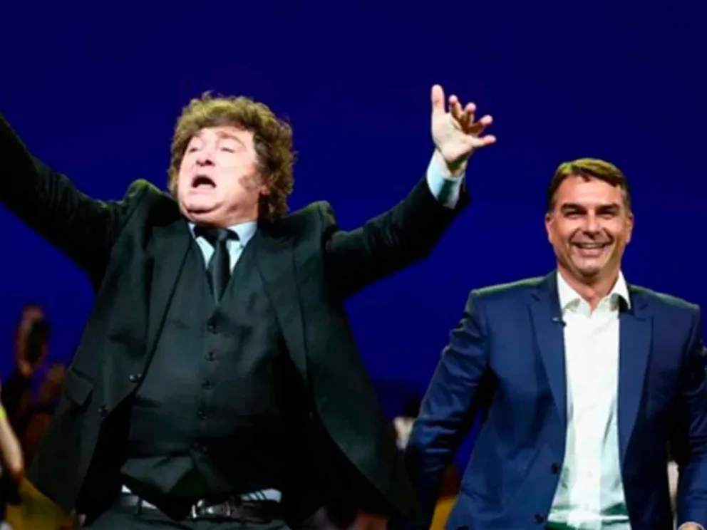 Javier Milei junto a Flávio Bolsonaro