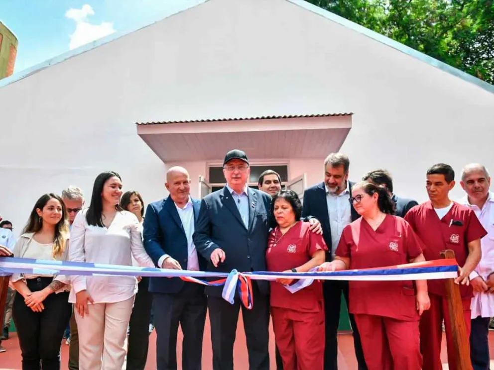 El Gobernador junto al personal de Pediatría del SAMIC