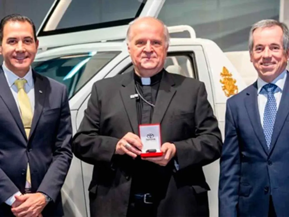 Entrega de la unidad a Mons. Michael Banach