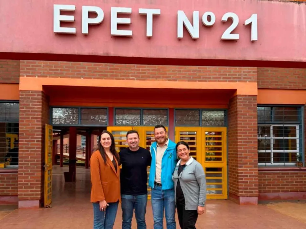 El ministro de Educación junto a autoridades