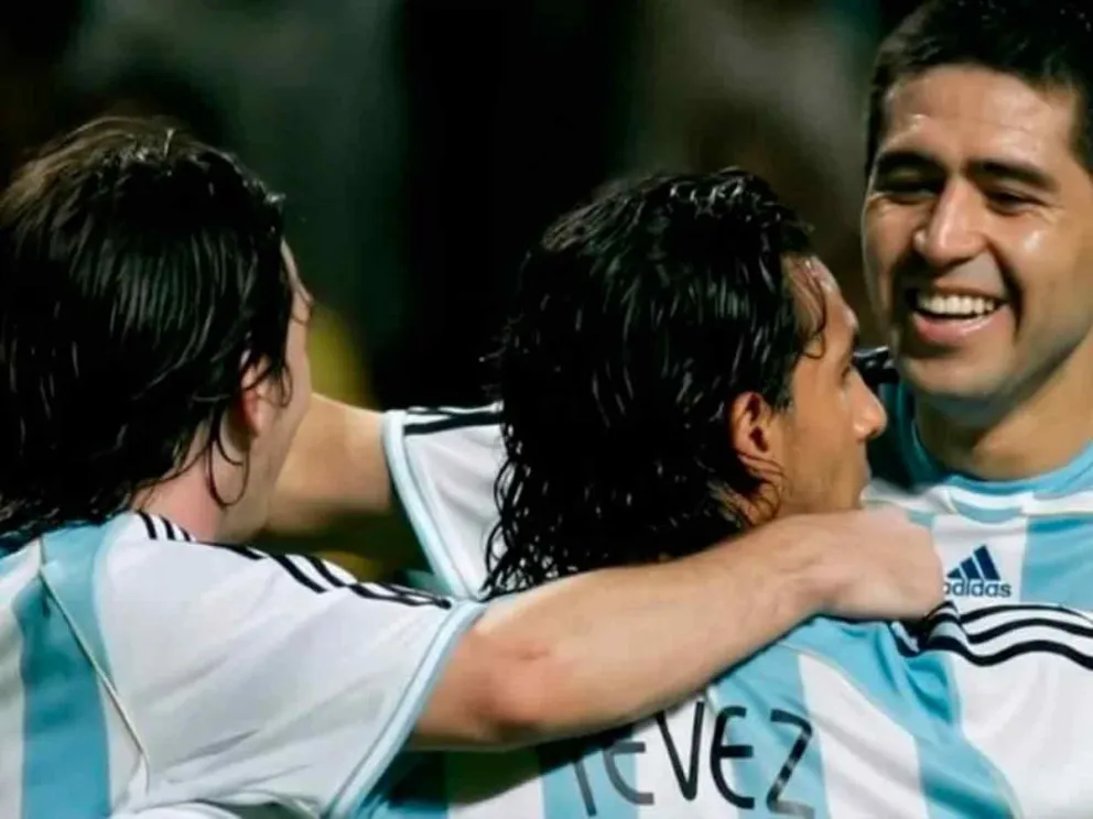 Tévez abrazado a Messi y Riquelme